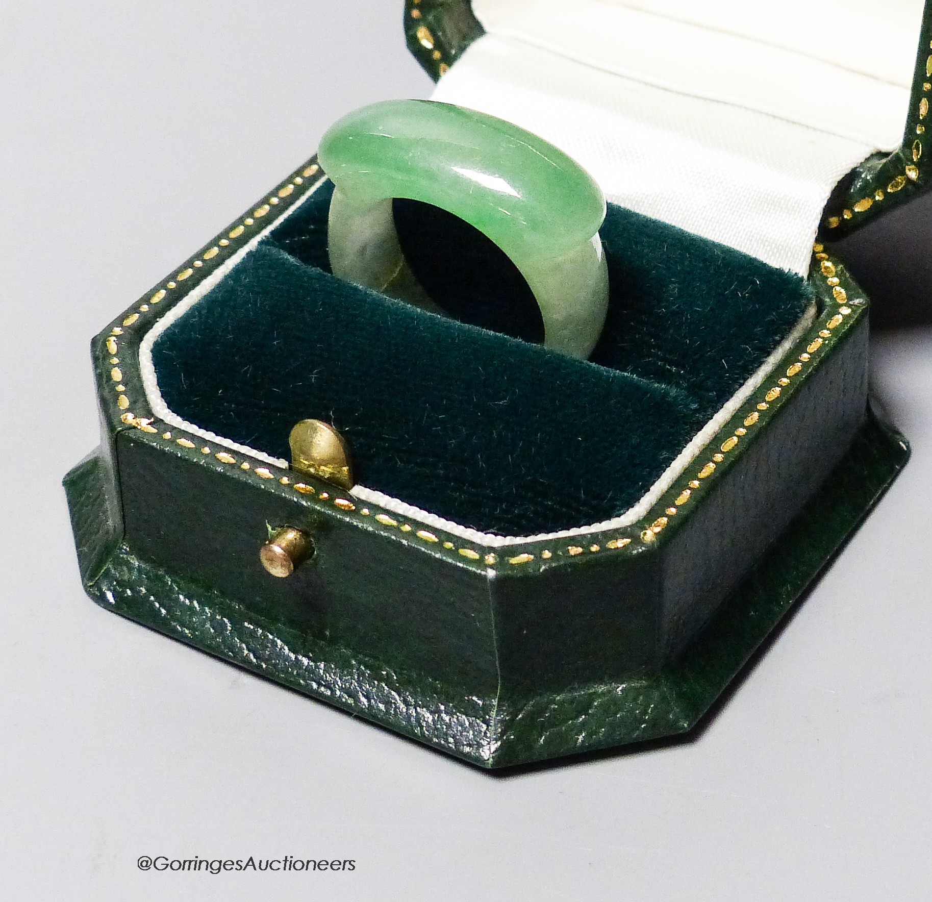 A Chinese jadeite ring, 19th/20th century, 22mm diameter